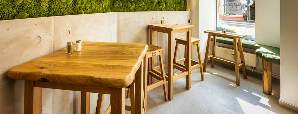 Holztische und Stühle für die Gastronomie.