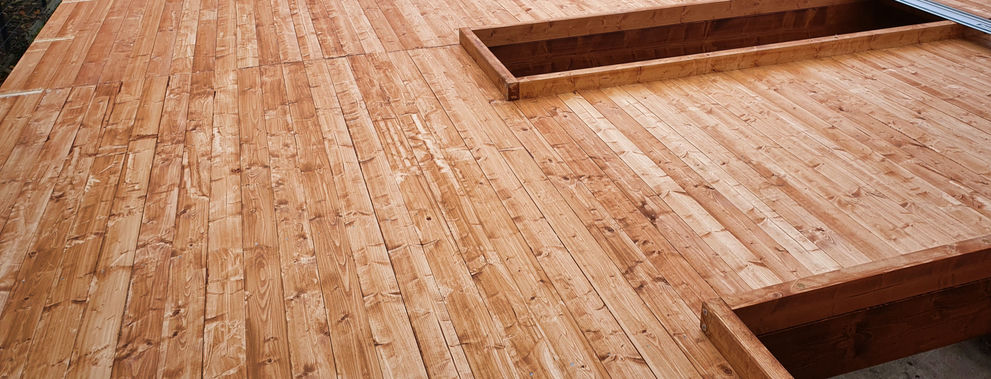 Bild einer schönen Dachterasse mit schöner Holzmaserung.