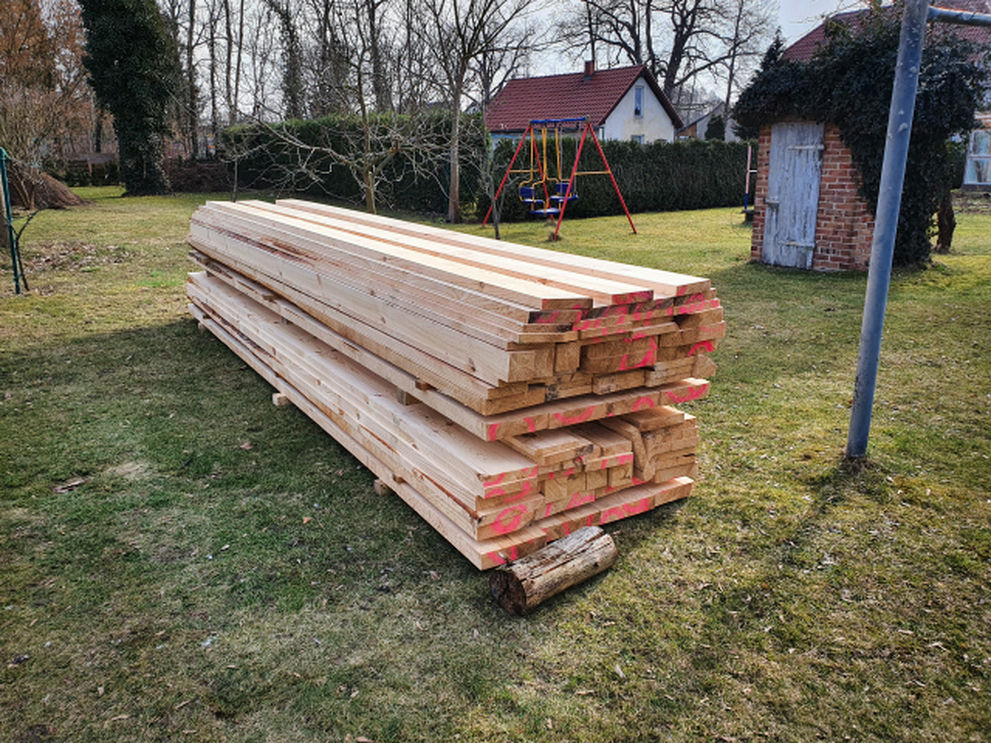 Holztische und Stühle für die Gastronomie.